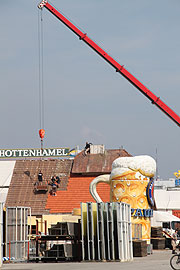 Wiesnaufbau 23.08.2009 (&copy;Foto: Martin Schmitz)